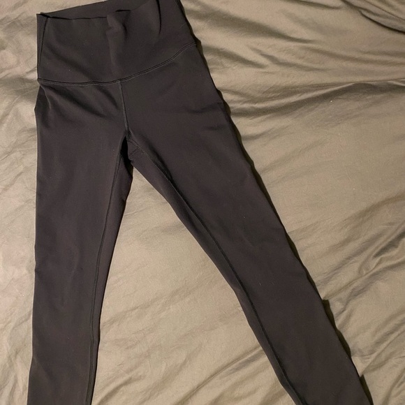 Black Lululemon Wunder Under legging. Size 2 - Picture 3 of 4
